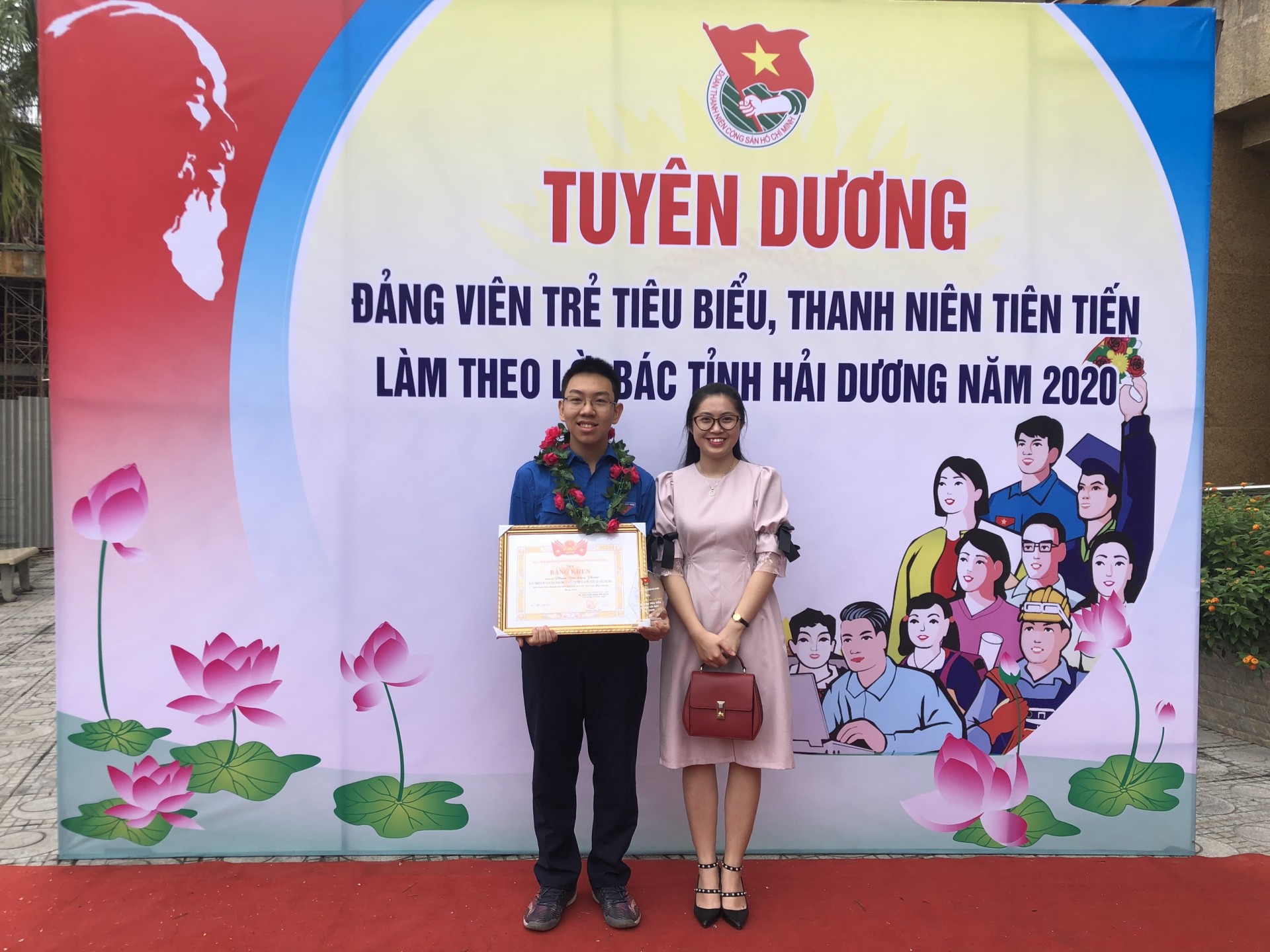 Phạm Văn Long Phước chụp hình cùng cô Lưu Thu Liên – Bí thư Đoàn trường trong buổi Lễ